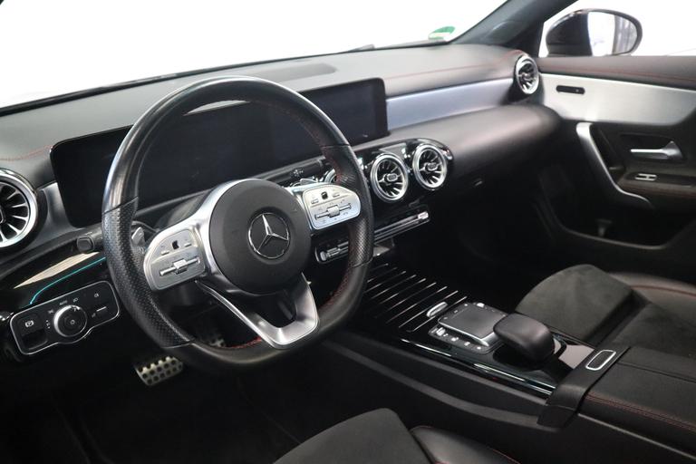 Mercedes-Benz CLA-Klasse 180 Business Solution Luxery Sfeer verlichting Panoramadak, Ambi light, Navigatie, 18LMV, Matte kleur afbeelding 10